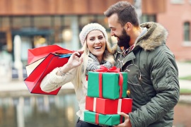 Natale: Confesercenti-Ipsos, acquisti allo sprint finale, il 58% degli italiani comprerà gli ultimi regali tra oggi e sabato