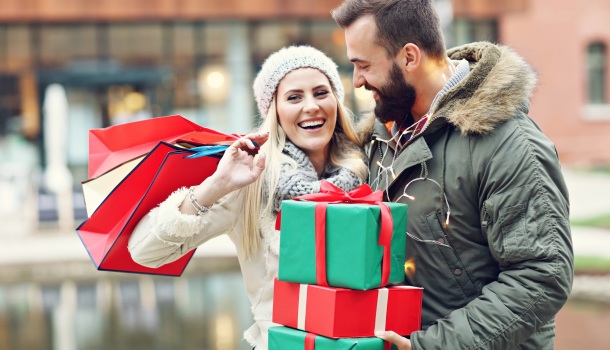 Natale: Confesercenti-Ipsos, acquisti allo sprint finale, il 58% degli italiani comprerà gli ultimi regali tra oggi e sabato