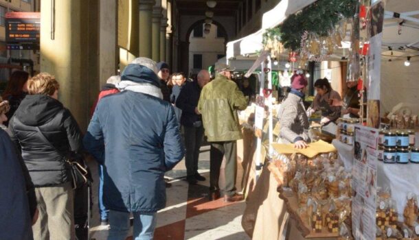 TORNA AD AREZZO IL MERCATO AGRESTE SOTTO I PORTICI DI VIA ROMA